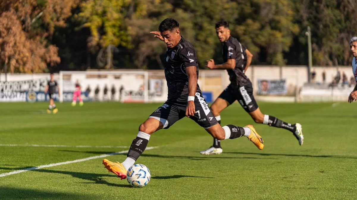 Valencia Recommends Two Young Signings for Man Utd