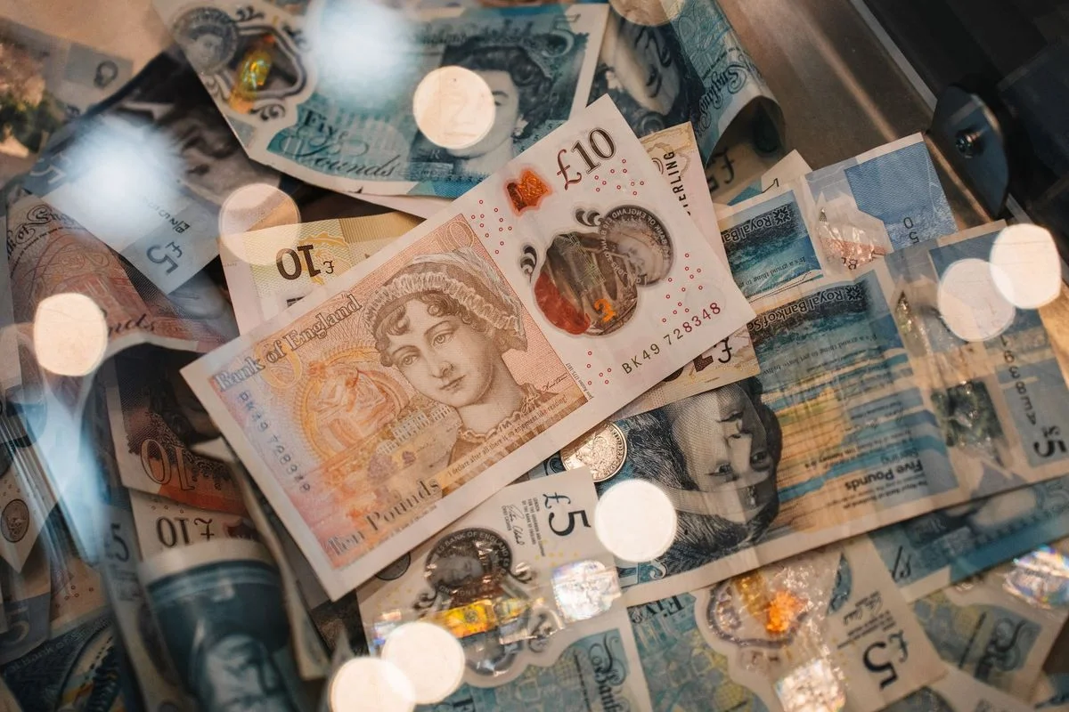 UK Shares Fall: EasyJet Deal Amidst Market Slump